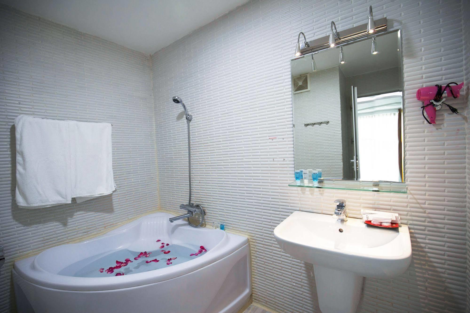 Sense Legend Hotel And Spa Ho Chi Minh City Bagian luar foto
